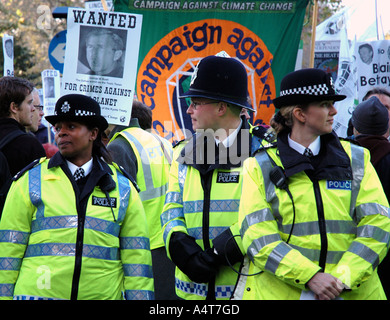 Polizei-Männer und Frauen auf einer London Environmental Demonstration in London. Stockfoto