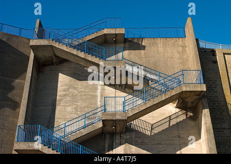 Stufen führen vom Marina Esplanade nach Wellington Crescent East Cliff Ramsgate Kent England Stockfoto