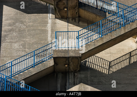 Stufen führen vom Marina Esplanade nach Wellington Crescent East Cliff Ramsgate Kent England Stockfoto