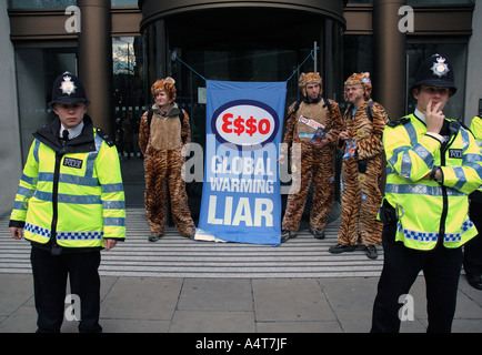 Climate Change Umwelt protestieren targeting Esso Oil Company im Zentrum von London. Stockfoto