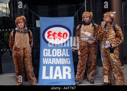 Climate Change Umwelt protestieren targeting Esso Oil Company im Zentrum von London. Stockfoto