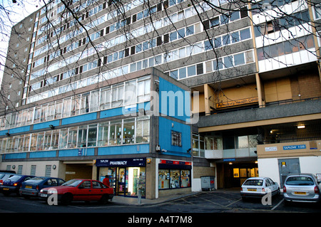 Aylesbury Wohnsiedlung mit Geschäften unterhalb von Walworth Road Camberwell South London. Stockfoto