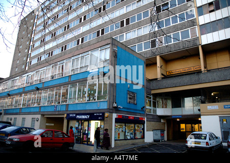 Aylesbury Wohnsiedlung mit Geschäften unterhalb von Walworth Road Camberwell South London. Stockfoto