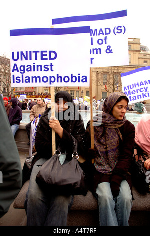 Die muslimische Frau und Kinder demonstrieren in Central London protestieren gegen Islamophobie und Aufstachelung zum Rassenhass follo Stockfoto