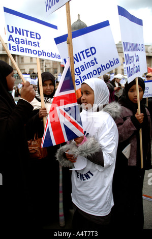 Die muslimische Frau und Kinder demonstrieren in Central London protestieren gegen Islamophobie und Aufstachelung zum Rassenhass follo Stockfoto