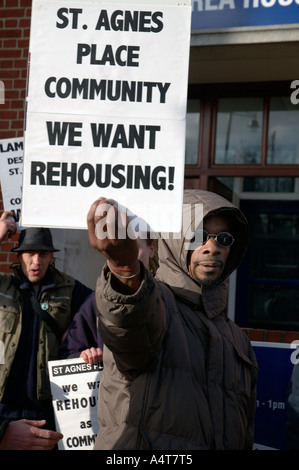Demonstration vor Lambeth Wohnungsvermittlung von St. Agnes Ort Hausbesetzer, die nur aus den längsten vertrieben hatte hockte Stockfoto