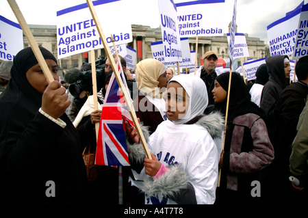 Die muslimische Frau und Kinder demonstrieren in Central London protestieren gegen Islamophobie und Aufstachelung zum Rassenhass follo Stockfoto