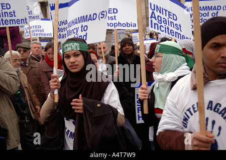 Die muslimische Frau und Kinder demonstrieren in Central London protestieren gegen Islamophobie und Aufstachelung zum Rassenhass follo Stockfoto