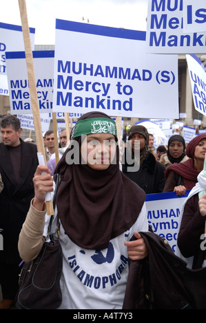 Die muslimische Frau und Kinder demonstrieren in Central London protestieren gegen Islamophobie und Aufstachelung zum Rassenhass follo Stockfoto