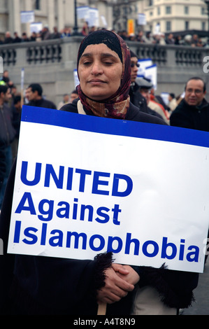 Die muslimische Frau und Kinder demonstrieren in Central London protestieren gegen Islamophobie und Aufstachelung zum Rassenhass follo Stockfoto