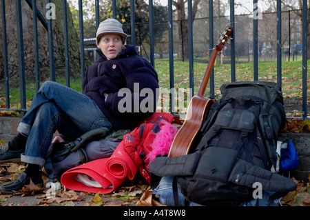 Junger Mann und Frau mit ihren Habseligkeiten nach haben aus St. Agnes Place Squat in Südlondon vertrieben worden. Stockfoto