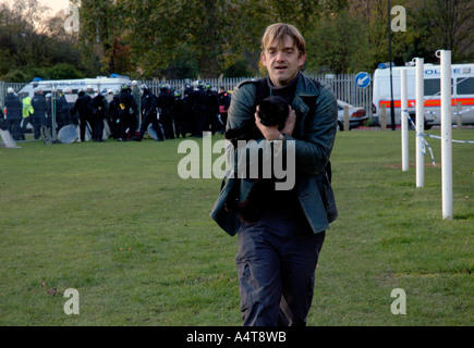 Junger Mann und seine Katze aus St Agnes Place Squat in Süd-London, November 2005 vertrieben. Stockfoto