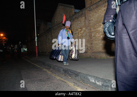 Junger Mann mit seinen Habseligkeiten obdachlos, nachdem aus St Agnes Place Squat in Südlondon vertrieben haben. Stockfoto