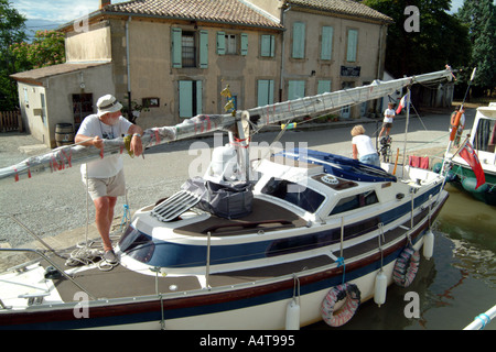 Newbridge 26 Yacht namens Pioneer Geist mit Mast nach unten in PUICERIC Sperre am Canal du Midi Südfrankreich Stockfoto