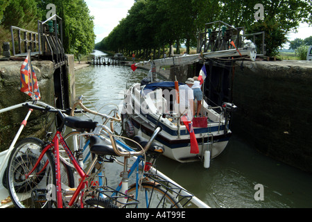 Newbridge 26 Yacht namens Pioneer Geist mit Mast nach unten in PUICERIC Sperre am Canal du Midi Südfrankreich Stockfoto