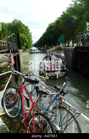 Newbridge 26 Yacht namens Pioneer Geist mit Mast nach unten in PUICERIC Sperre am Canal du Midi Südfrankreich Stockfoto