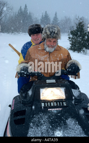 Motorschlitten ist ein beliebter Wintersport, mit allen Altersgruppen in Quebec auf markierten wegen Aufenthalt im Land Auberges Stockfoto