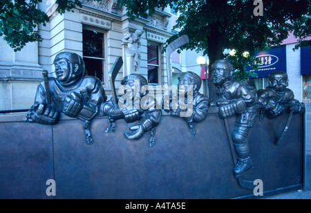 Cartoon-wie Skulptur Wand außerhalb der Hockey Hall Of Fame in Toronto, Kanada Stockfoto