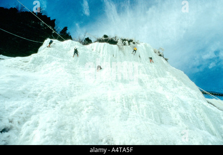 Die spektakuläre Montmorency Wasserfälle, in Quebec, Kanada, sind ein beliebter Veranstaltungsort für Eis klettern und Rodeln im Winter. Stockfoto