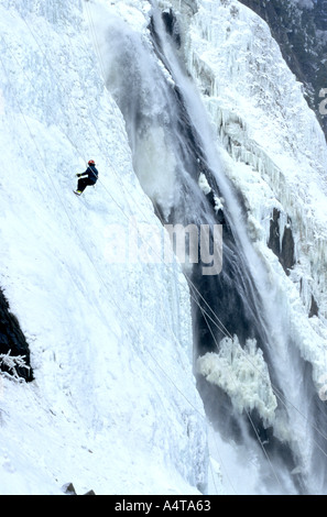 Die spektakuläre Montmorency Wasserfälle, in Quebec, Kanada, sind ein beliebter Veranstaltungsort für Eis klettern und Rodeln im Winter. Stockfoto