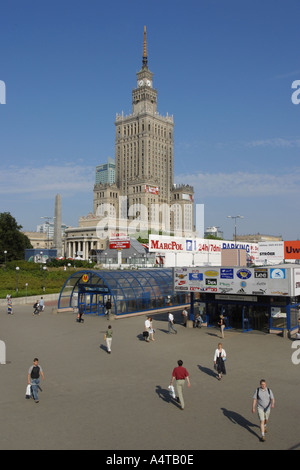 Warschau Polen Pendler wandern vorbei an den 234 Meter hohen Palast der Kultur und Wissenschaft, die dominiert die Skyline von Warschau Stockfoto