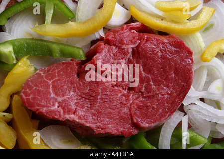 Rohes Rindfleisch Filetsteak mit in Scheiben geschnittenen Paprika und Zwiebel kochbereit siehe Bild A4TB1B für gekochte version Stockfoto