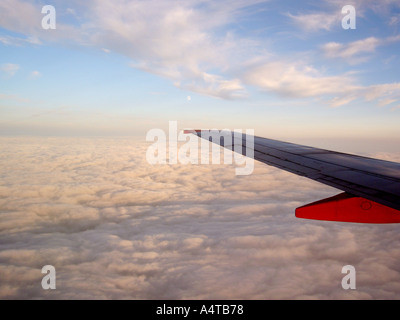 EasyJet Airline Livery Flugzeug Flugzeug Flugzeug Flugzeug Flügel Flügelspitze auf Kurzstrecke Reiseflughöhe über Wolke Stockfoto