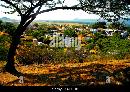 SUB98539 Baum und Schatten und Häuser Pushkar Rajasthan Indien Stockfoto
