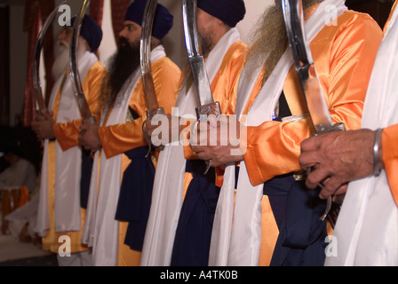 Fünf Sikhs in traditioneller Tracht während des Festivals von Vaisakhi Sri Guru Singh Sabha Hounslow Middlesex UK März 2005 Stockfoto