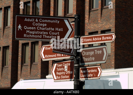 Schild mit verschiedenen Annehmlichkeiten und Informationen in Richmond, Surrey UK Stockfoto
