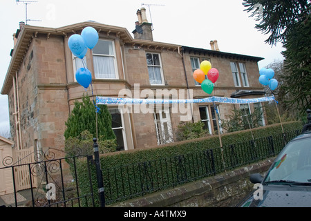 Willkommen zu Hause neue Baby-Ballone und Banner vor Haus in Glasgow Stockfoto