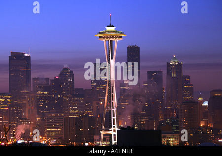 Tagesanbruch über die Skyline der Innenstadt von Seattle mit der Space Needle von Queen Anne Hill beleuchtet Stockfoto