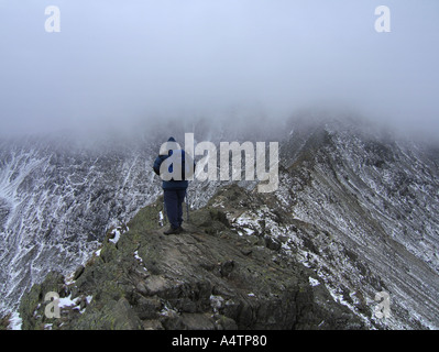 Lakelandpoeten im Winter zeigt Walker suchen bei Striding Edge englischen Lake District Stockfoto