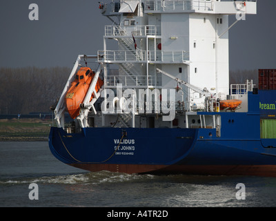 Moderne unsinkbar hell orange Rettungsfahrzeug in eine Rampe am Heck eines großen Containerschiffes Stockfoto