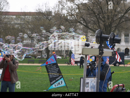 Seifenblasenmaschine in Aktion während Cherry Blossom Festival National Mall Washington DC USA Stockfoto