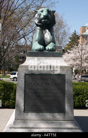 Löwenstatue am Palmer-Platz liegt im Herzen von Princeton NJ rund um das Grün und historischen Nassau Rathaus Stockfoto