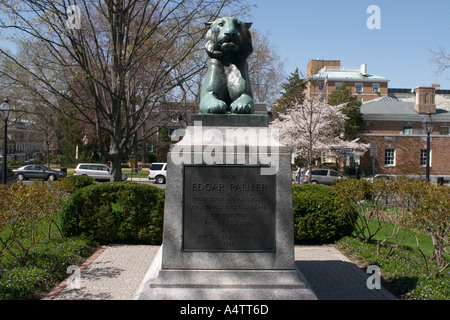 Löwenstatue am Palmer-Platz liegt im Herzen von Princeton NJ rund um das Grün und historischen Nassau Rathaus Stockfoto