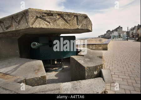 Alten Weltkrieg 2 Deutsch gun Stellplatz am Strand in St. Aubin Sur Mer, Normandie, Frankreich Stockfoto