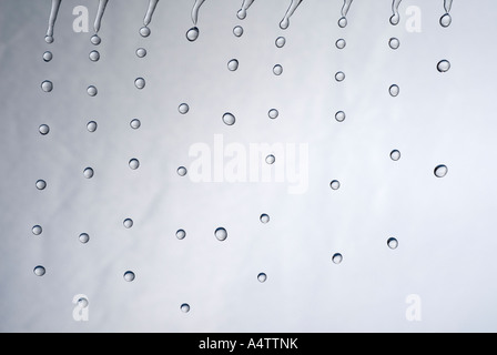 viele Wassertropfen fallen sah aus wie Regen oder eine Dusche im Bad Stockfoto