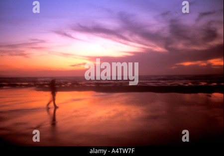 Abendspaziergang am Strand von Perranporth an der Nordküste von Cornwall, UK Stockfoto