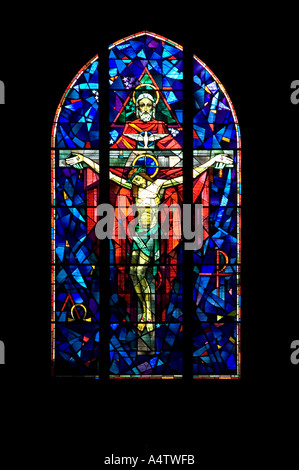 Buntglasfenster von Christus am Kreuz in einer Kirche in Montreal, Quebec, Kanada Stockfoto