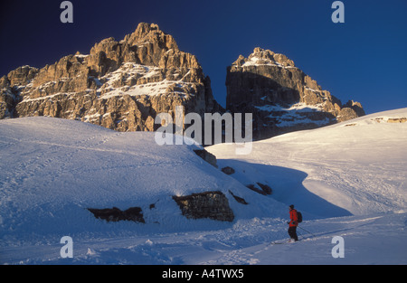 Skifahrer auf der Südseite des Tre Zime Drei Zinnen winter Sextener Dolomiten Alto Adige South Tyrol Italien Modell veröffentlicht Stockfoto