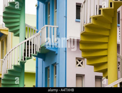 Farbenfrohe gelbe und grüne Wendeltreppen in Singapur Stockfoto