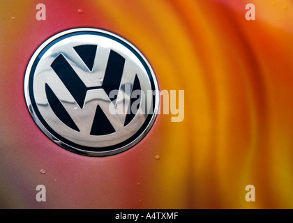 Orange Flamme Kunstwerk um ein Chrom VW Käfer Abzeichen in Singapur, Asien Stockfoto