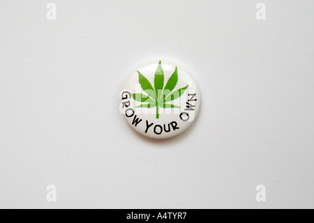 Abzeichen der Marihuana-Pflanze und Worte GROW YOUR OWN Stockfoto