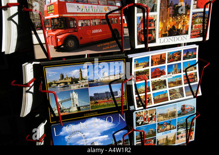 Postkarten auf Display Rack Sehenswürdigkeiten London, England UK Stockfoto