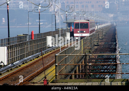 Der Zug auf Southend Pier Essex England der längsten Mole in der Welt Stockfoto