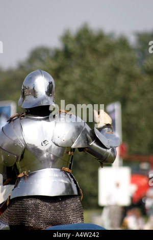 Ritter in glänzender Rüstung mittelalterliche Ritterspiele Display Stockfoto