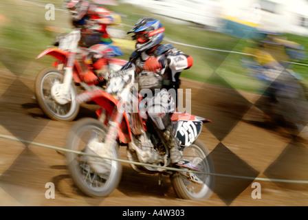 Zielflagge gewinnen verlieren Risiko extremer Sport motor Cross X moto Dirtbike Gerangel Risiko extremer gewinnen verlieren Verlierer grip Reifen Schlamm Spor Stockfoto