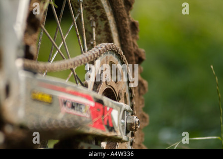 Kette Kettenrad motor Cross X moto Dirtbike Gerangel Risiko extremer Sieg verlieren Verlierer Griff Reifen Schlamm Sport motor Rennen racing Schwinge Stockfoto